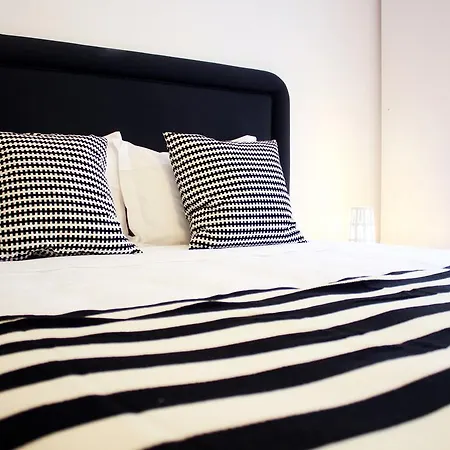 Joivy Modern 1-bed With Terrace, Moments From Sao Bento Palace