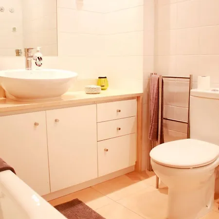 Joivy Modern 1-bed With Terrace, Moments From Sao Bento Palace *