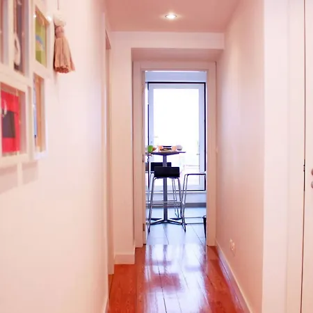 Joivy Modern 1-bed With Terrace, Moments From Sao Bento Palace Appartamento *