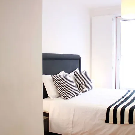 Joivy Modern 1-bed With Terrace, Moments From Sao Bento Palace Appartamento *