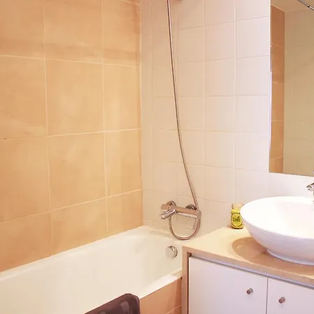 Joivy Modern 1-bed With Terrace, Moments From Sao Bento Palace